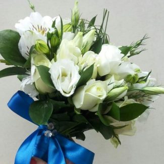 Бял букет с рози, алстромерия и еустома